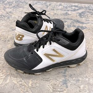 New Balance Women's Fresh Foam Velo V1 TPU Molded Softball Shoe